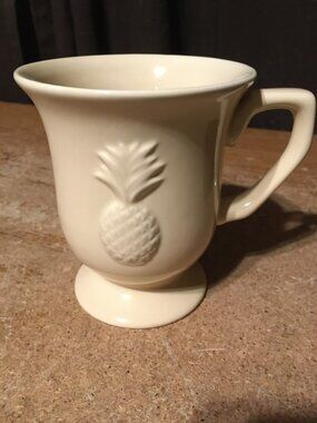 VINTAGE HALLMARK COLLECTORS FOOTED PEDESTAL YELLOW PINEAPPLE CUP MUG